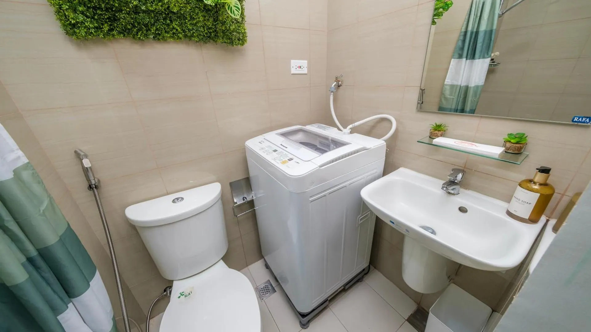 2 Side-By-Side P00L Front Condos, 6 Beds, 2 Cr, 2 Kitchen For 10 Guests At Moa Manila 0*,  Philippines